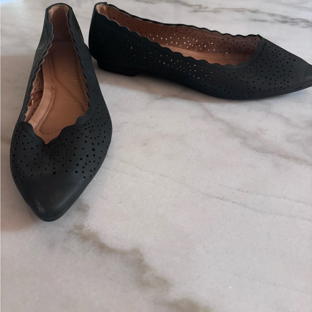 Chic Black Scalloped Flats
